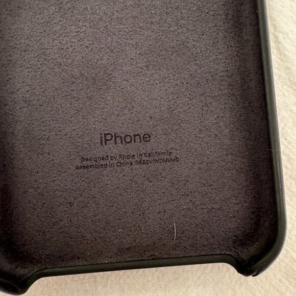 Apple iphone 11 Phone Silicone Case in Black - Picture 4 of 9